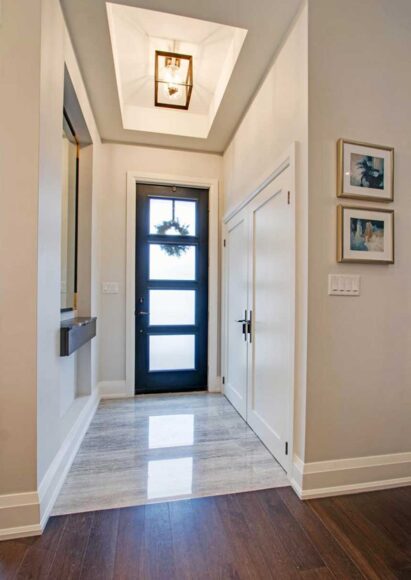 415-Queen-St-Newmarket-ON-L3Y-large-004-1-Coach-House--Foyer-667x1000-72dpi